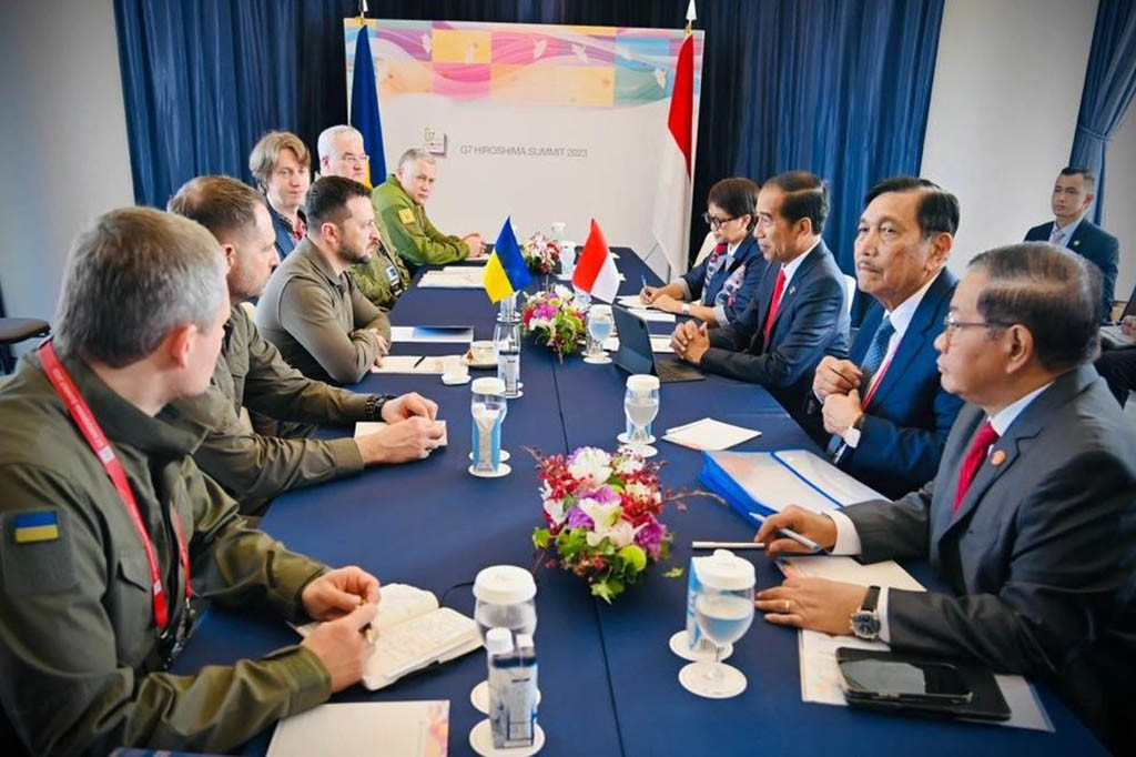 Presiden Jokowi menegaskan bahwa Indonesia terus mendukung upaya perdamaian di Ukraina dan menyatakan kesiapannya untuk menjadi jembatan perdamaian. 