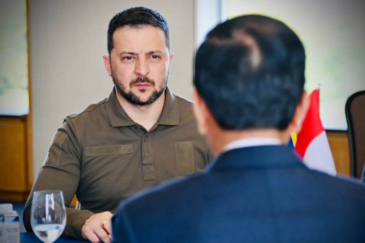 Sementara itu, Presiden Zelenskyy menyampaikan apresiasi atas peran Indonesia untuk mengupayakan perdamaian di Ukraina. Presiden Zelenskyy masih ingat bahwa Presiden Jokowi adalah salah satu dari pemimpin negara yang pertama berkunjung ke Kyiv di tengah situasi sulit yang dihadapi Ukraina.