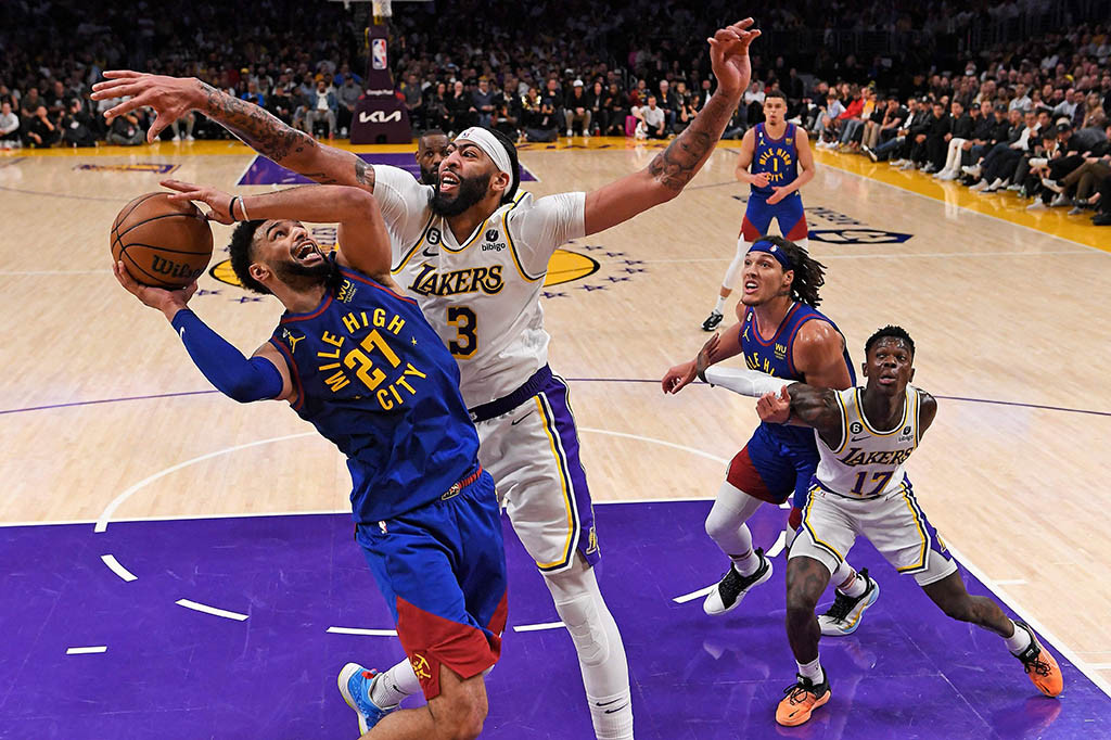 Nuggets mencatatkan 15 dari total 26 poin di kuarter empat, yang didapat dari tembakan tiga angka. Field goals atau akurasi tembakan Nuggets pada kuarter empat mencapai 60 persen, sementara Lakers hanya 41 persen.