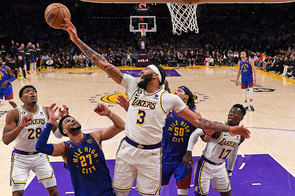 Berdasarkan statistik pertandingan yang dikutip dari laman resmi NBA, dominasi dan kepemimpinan Nuggets hampir di sepanjang laga. Lakers hanya diberi angin sampai skor imbang, atau paling tinggi hanya unggul dua poin.