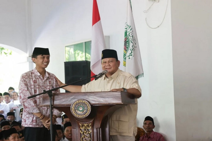 Menteri Pertahanan RI Prabowo Subianto @prabowo, menengok acara tausiyah kebangsaan untuk para santri Pondok Pesantren Tremas di Pacitan, Jawa Timur, Sabtu, 20 Mei 2023.