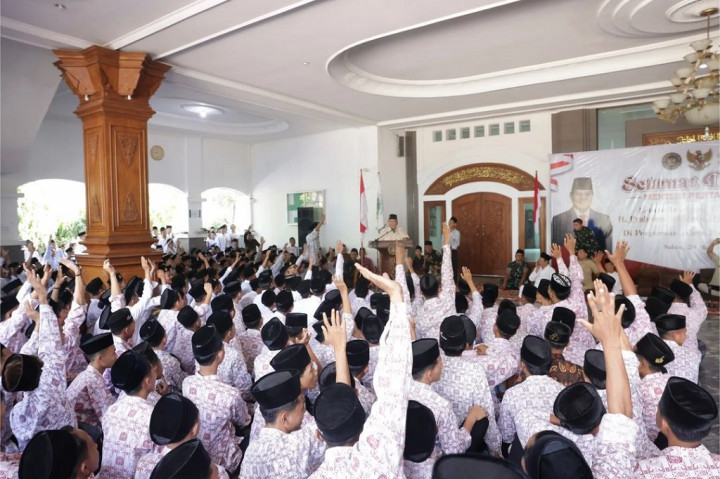 Ia juga sempat memberikan kuis tiga pertanyaan untuk para santri dengan hadiah jam tangan. 