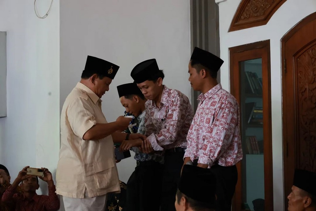 “Jam tangan adalah lambang disiplin, karena kita akan selalu tahu waktu, ya,” pesan Menhan Prabowo kepada seluruh santri. 