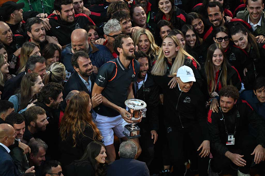 Kemenangan di Italia tersebut menjadi modal besar Medvedev menjelang Prancis Terbuka. Prancis Terbuka, Grand Slam kedua tahun ini, dimulai di Paris Minggu depan.