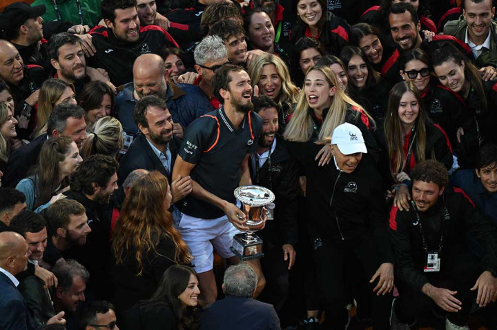 Kemenangan di Italia tersebut menjadi modal besar Medvedev menjelang Prancis Terbuka. Prancis Terbuka, Grand Slam kedua tahun ini, dimulai di Paris Minggu depan.