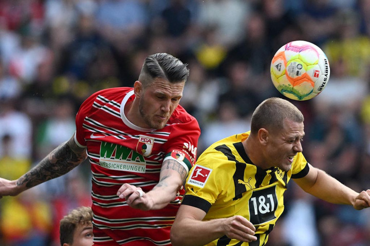 Pada waktu tambahan babak kedua, Borussia Dortmund memastikan kemenangan mereka atas Augsburg dengan tiga gol tanpa balas seusai Julian Brandt membobol gawang dari Houbek.