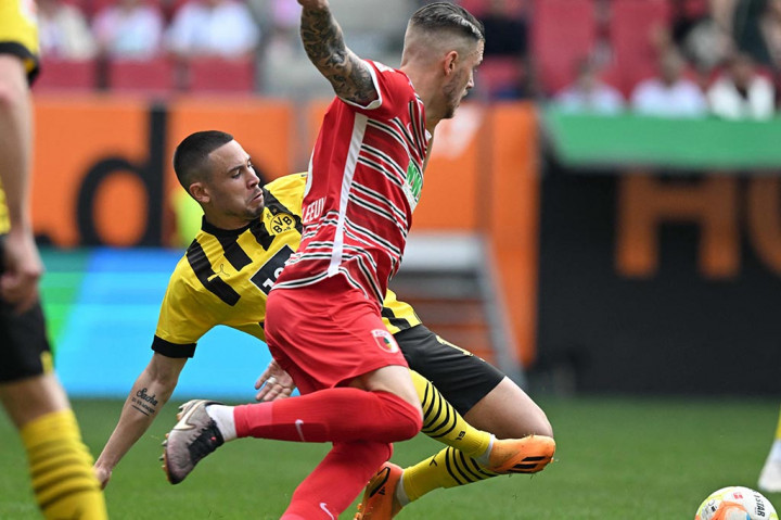 Borussia Dortmund kembali memuncaki klasemen sementara Liga Jerman seusai menghajar Augsburg dengan skor 3-0 pada pekan ke-33 di Stadion WWK Arena, Augsburg, Minggu, 21 Mei 2023.