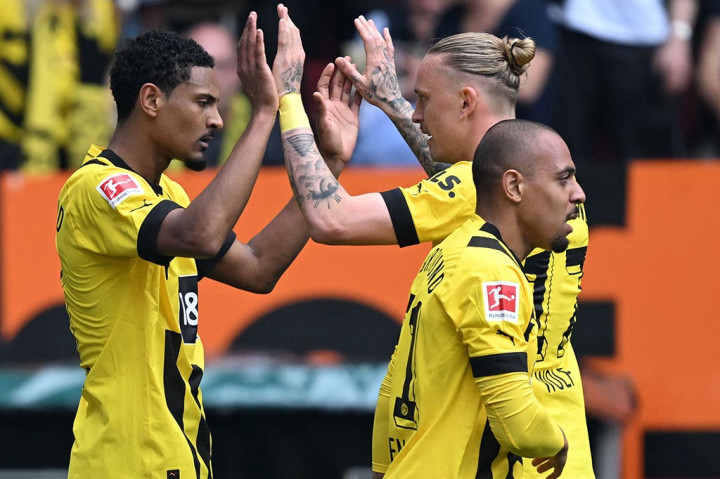 Unggul jumlah pemain, Dortmund semakin dominan dalam menjalani pertandingan, namun kedua tim belum mampu mencetak gol hingga babak pertama usai.