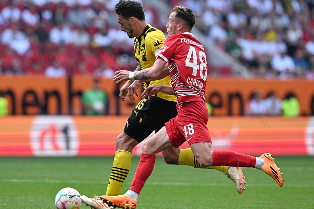 Pada pertandingan kontra Augsburg, Borussia Dortmund tampil dominan dengan mencatatkan 65 persen penguasaan bola dan melepaskan 28 tendangan yang 10 di antaranya mengarah ke gawang.