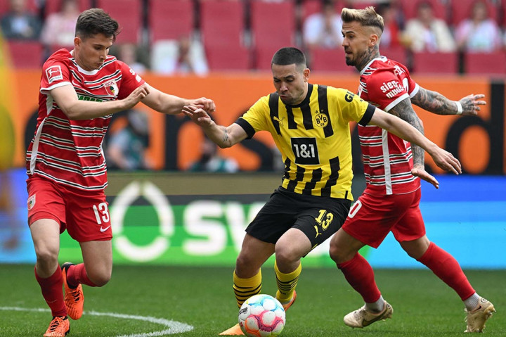 Augsburg harus bermain dengan 10 orang sejak menit ke-38 seusai bek tengah Felix Udokhai diganjar kartu merah langsung oleh wasit karena melakukan pelanggaran keras kepada Donyell Malen.