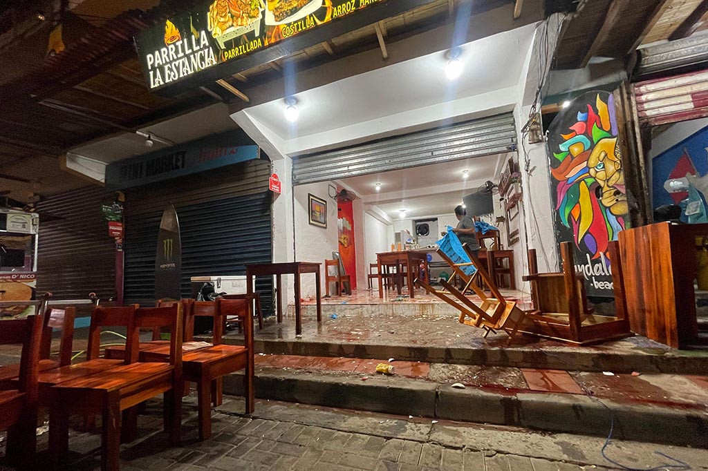 Presiden Konservatif Guillermo Lasso telah mencoba melawan gelombang kejahatan dengan mengumumkan keadaan darurat di provinsi yang paling terpukul, seperti Santa Elena, termasuk Montanita. Tindakan tersebut memungkinkan untuk mengerahkan tentara di jalan-jalan dan mengumumkan jam malam.