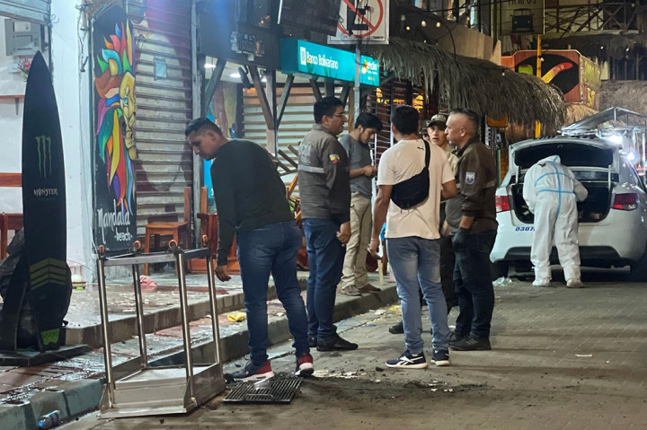 Sejumlah pria bersenjata di Ekuador melepaskan tembakan di sebuah restoran di kota pantai yang populer di kalangan turis, menewaskan sedikitnya enam orang dan melukai enam lainnya, kata jaksa penuntut, Minggu, 21 Mei 2023.