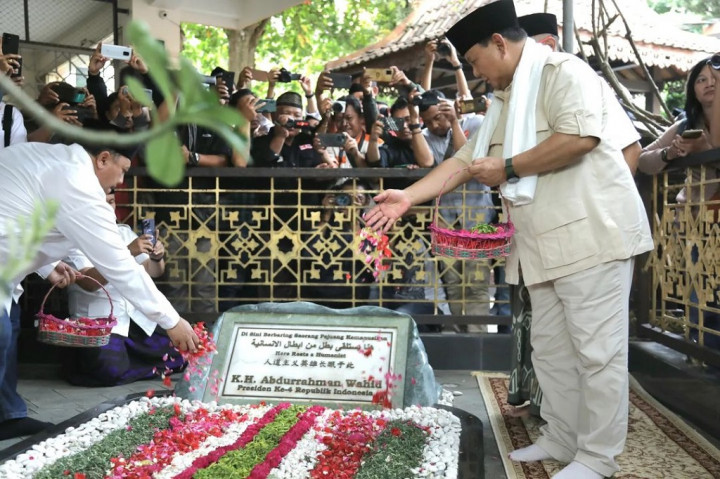 Di komplek makam tersebut juga disemayamkan KH. Abdurrahman Wahid (Gus Dur) yang merupakan Presiden RI ke-4 RI, dan KH. Wahid Hasyim, serta keluarga Tebuireng lainnya.