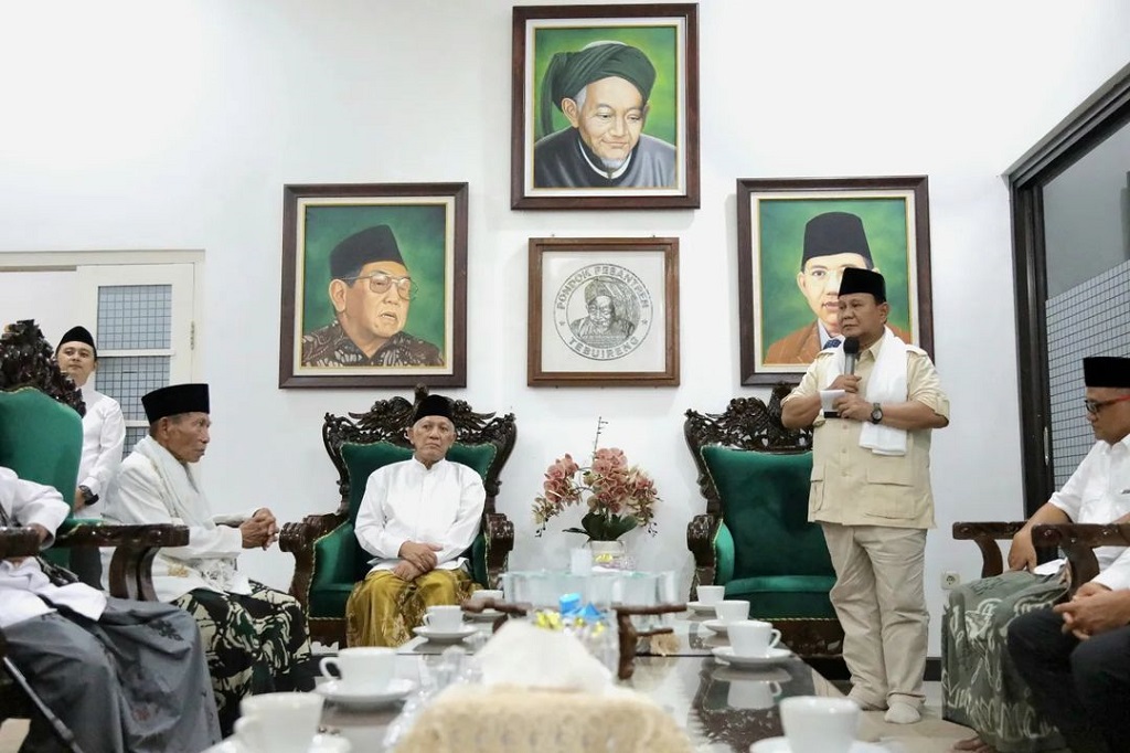 Selanjutnya, Menhan Prabowo didampingi Gus Kikin menuju area pesantren hingga lokasi Ndalem Kasepuhan atau rumah pengasuh Pesantren Tebuireng. Di sana Menhan berbincang bersama pengasuh Pesantren Tebuireng. Setelah berbincang di Ndalem Kasepuhan Ponpes Tebuireng, Menhan beserta pimpinan Pesantren Tebuireng melanjutkan ziarah di Maqbaroh Masyayikh Pesantren Tebuireng dan berdoa sekaligus tabur bunga.