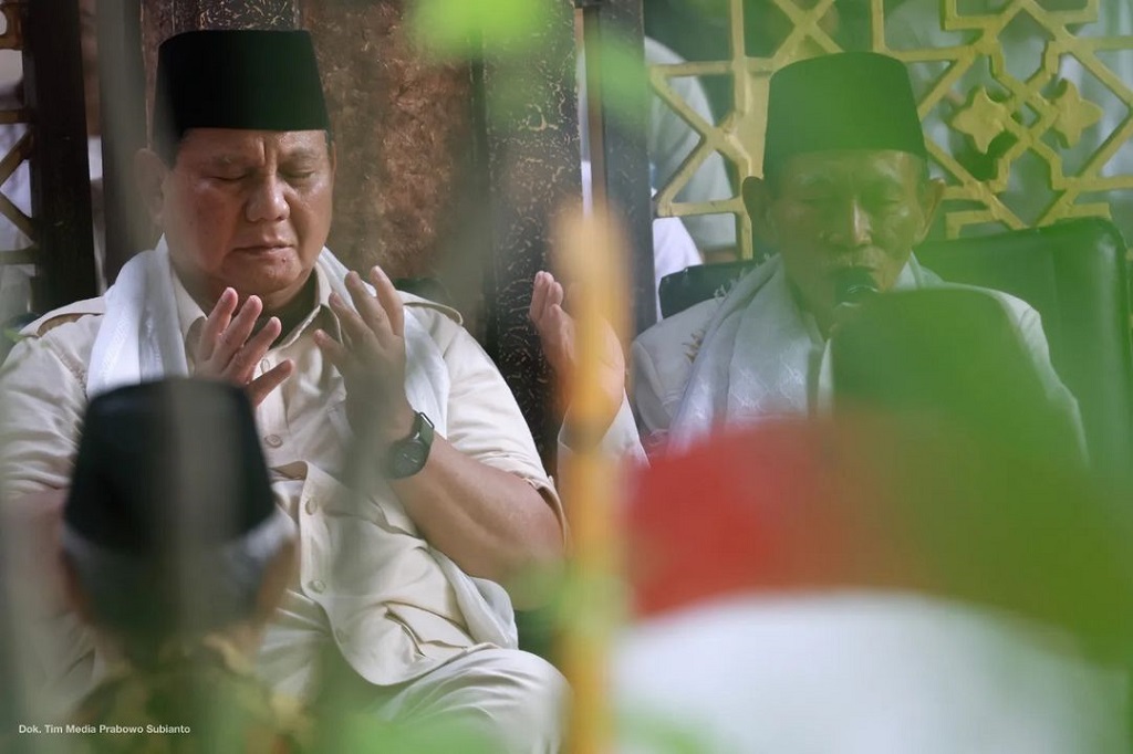 Terlihat Menhan Prabowo duduk bersila di dekat pusara pendiri Nahdlatul Ulama (NU) Hadratus Syaikh Hasyim Asy’ari.