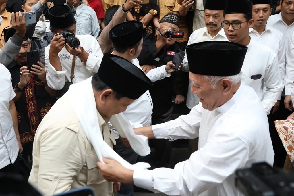 Setibanya di Tebuireng, kedatangan Menhan Prabowo disambut dengan lantunan salawat dan diterima langsung oleh Pengasuh Pesantren Tebuireng KH. Abdul Hakim Mahfudz atau Gus Kikin yang sekaligus mengalungkan sorban putih kepada Menhan Prabowo sebagai ungkapan selamat datang.
