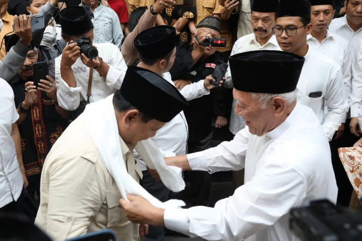 Setibanya di Tebuireng, kedatangan Menhan Prabowo disambut dengan lantunan salawat dan diterima langsung oleh Pengasuh Pesantren Tebuireng KH. Abdul Hakim Mahfudz atau Gus Kikin yang sekaligus mengalungkan sorban putih kepada Menhan Prabowo sebagai ungkapan selamat datang.