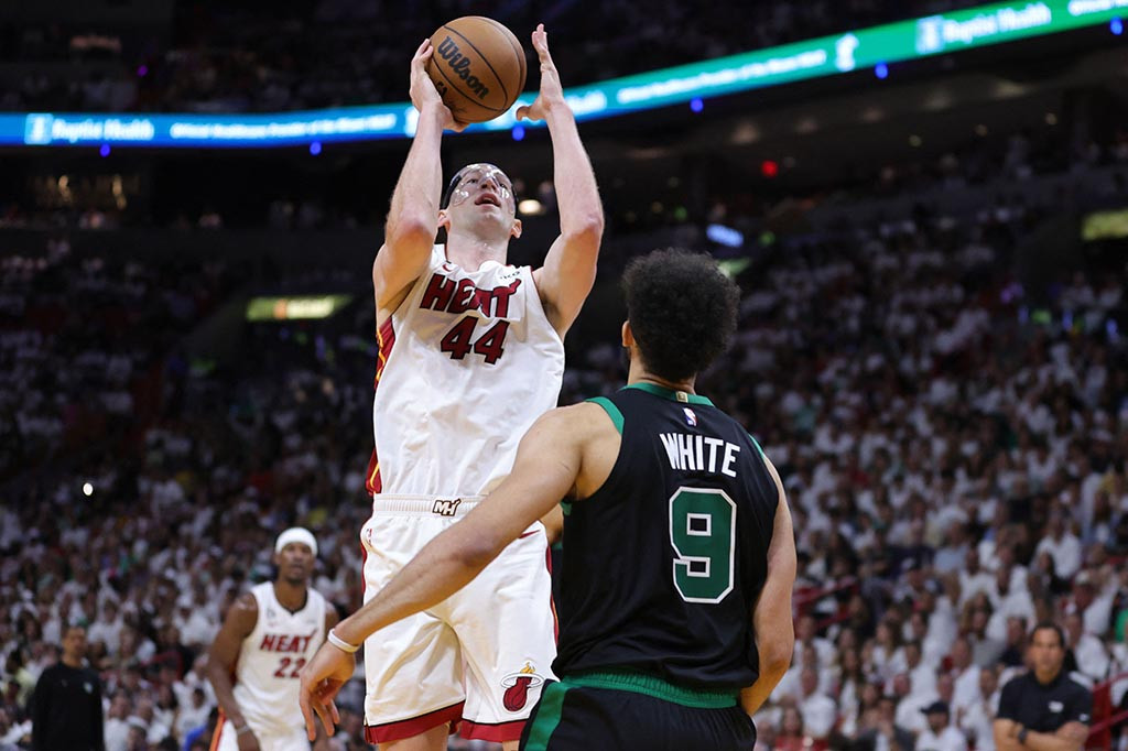 Heat menutup kuarter pertama yang serba cepat dan fisik dengan skor 9-2 untuk memimpin 30-22 dan mendorong keunggulan mereka sebanyak 22 poin di kuarter kedua.