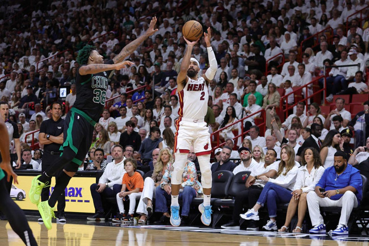 Miami memimpin sebanyak 33 poin pada kuarter ketiga, menembak 56,8 persen dari lapangan saat mereka membatasi Celtics di bawah 39,8 persen.