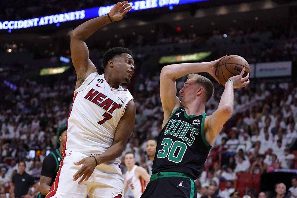 Di depan penonton yang bersemangat di Kaseya Center di Miami, Heat mendominasi, Boston tidak mampu membangun keunggulan tiga poin awal dalam menghadapi upaya total tim dari tuan rumah di kedua ujung lapangan.
