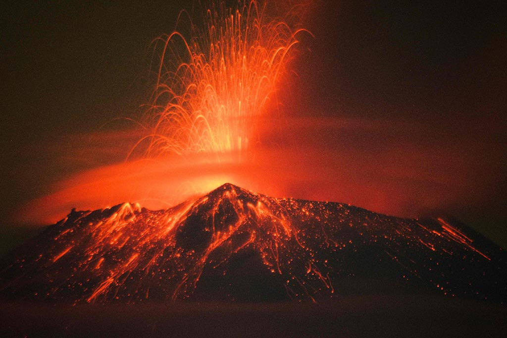 Pihak berwenang Meksiko pada hari Minggu, 21 Mei 2023 menaikkan tingkat peringatan untuk gunung berapi Popocatepetl menjadi satu langkah di bawah peringatan merah, karena asap, abu, dan batuan cair yang dimuntahkan ke langit menimbulkan risiko bagi penerbangan dan komunitas yang jauh di bawah.