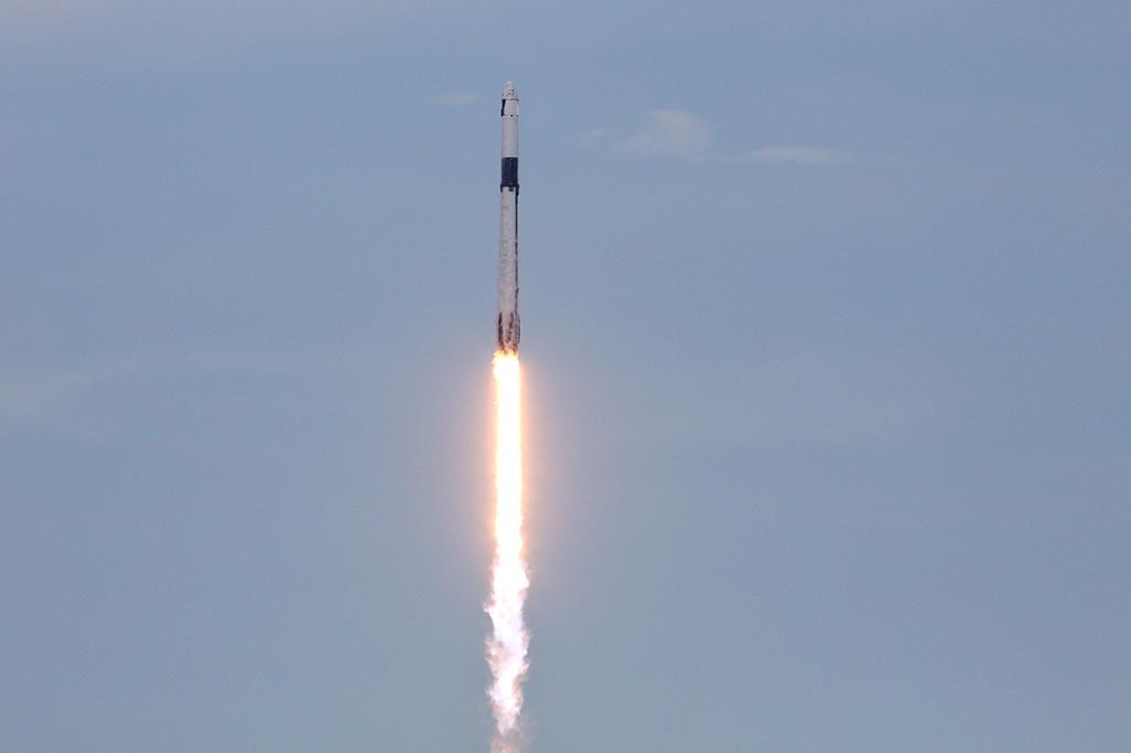 Kru Axiom Mission 2 (Ax-2) lepas landas dengan roket SpaceX Falcon 9 dari Kennedy Space Center di Cape Canaveral di negara bagian Florida selatan AS pada pukul 17:37 (2137 GMT).