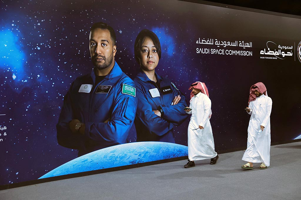 Misi luar angkasa yang melibatkan seorang wanita Saudi adalah langkah terbaru dari kerajaan Teluk yang kaya minyak itu, di mana wanita baru mendapatkan hak mengemudi beberapa tahun lalu, untuk mengubah citra ultrakonservatifnya.