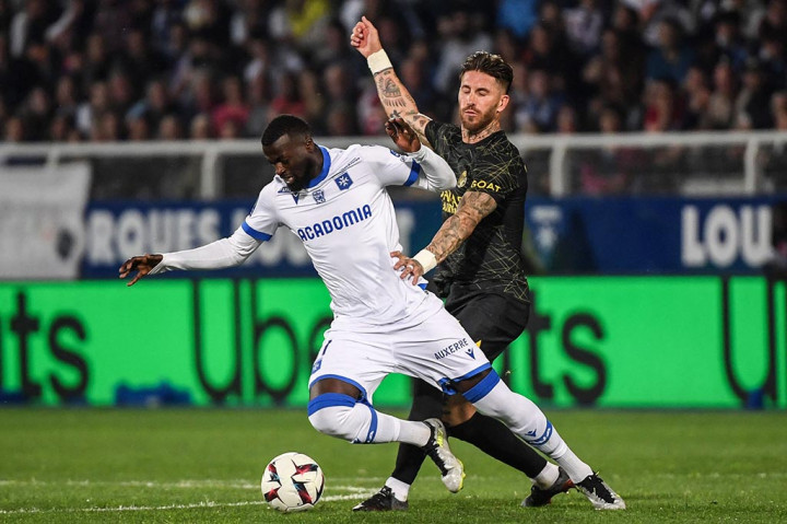 Auxerre melihat Rayan Raveloson membentur mistar di akhir babak pertama dan Lassine Sinayoko membalaskan satu gol enam menit setelah turun minum.