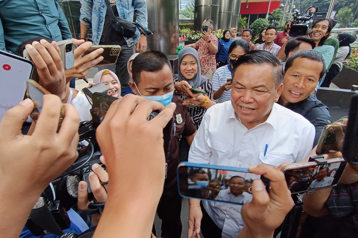 Untuk diketahui, Sekda Provinsi Riau SF Hariyanto menjadi sorotan warganet setelah mencuatnya video perayaan ulang tahun mewah putrinya di salah satu hotel mewah.