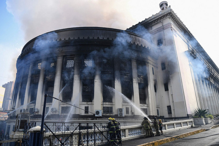 Kebakaran besar menghancurkan kantor pos bersejarah di ibu kota Filipina, Manila, kata para pejabat, Senin, 22 Mei 2023.