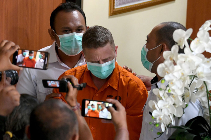 Kepala Bidang Hubungan Masyarakat Polda Bali Komisaris Besar Polisi Stefanus Satake Bayu Setianto di Denpasar, Bali, Senin, 22 Maret 2023 mengatakan subjek red notice Interpol tersebut lari ke Bali karena terlibat penipuan dana pensiun terhadap 335 orang.