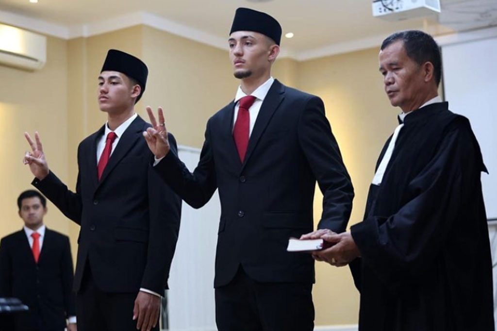 Kedua pemain yang sama-sama merumput di Liga Belanda tersebut sangat bersyukur setelah resmi menjadi WNI. 