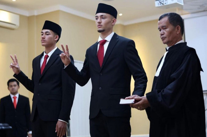 Kedua pemain yang sama-sama merumput di Liga Belanda tersebut sangat bersyukur setelah resmi menjadi WNI. 