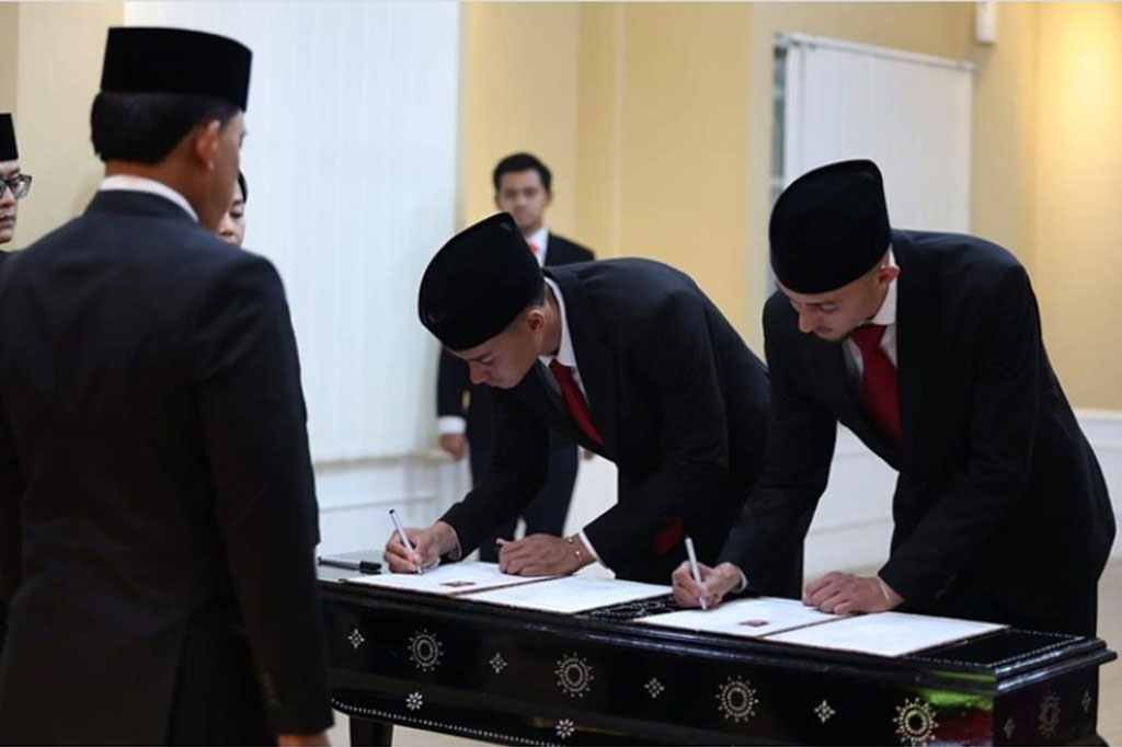 Setelah Struick dan Jenner resmi menjadi WNI, kini tinggal satu proses lagi yang harus dijalani sebelum keduanya dapat dipanggil memperkuat timnas Indonesia. Proses itu adalah perpindahan federasi dari Federasi Sepak bola Kerajaan Belanda (KNVB) ke PSSI.