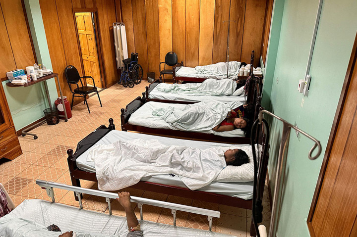 Lebih dari selusin anak menerima perawatan di rumah sakit setempat, sementara enam korban yang mengalami luka serius diterbangkan ke ibu kota Georgetown.