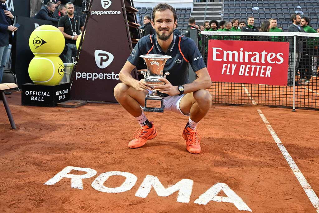 Daniil Medvedev mengalahkan Holger Rune 7-5, 7-5 untuk memenangkan Italia Terbuka pada hari Minggu, 21 Mei 2023, sekaligus trofi pertamanya di turnamen lapangan tanah liat.