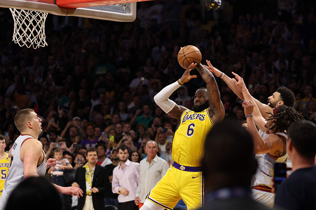 Legenda hidup Los Angeles Lakers LeBron James kembali hampir menyamai catatan triple-double Jokic, yaitu dengan mencetak 40 poin, 10 rebound, dan sembilan assist.