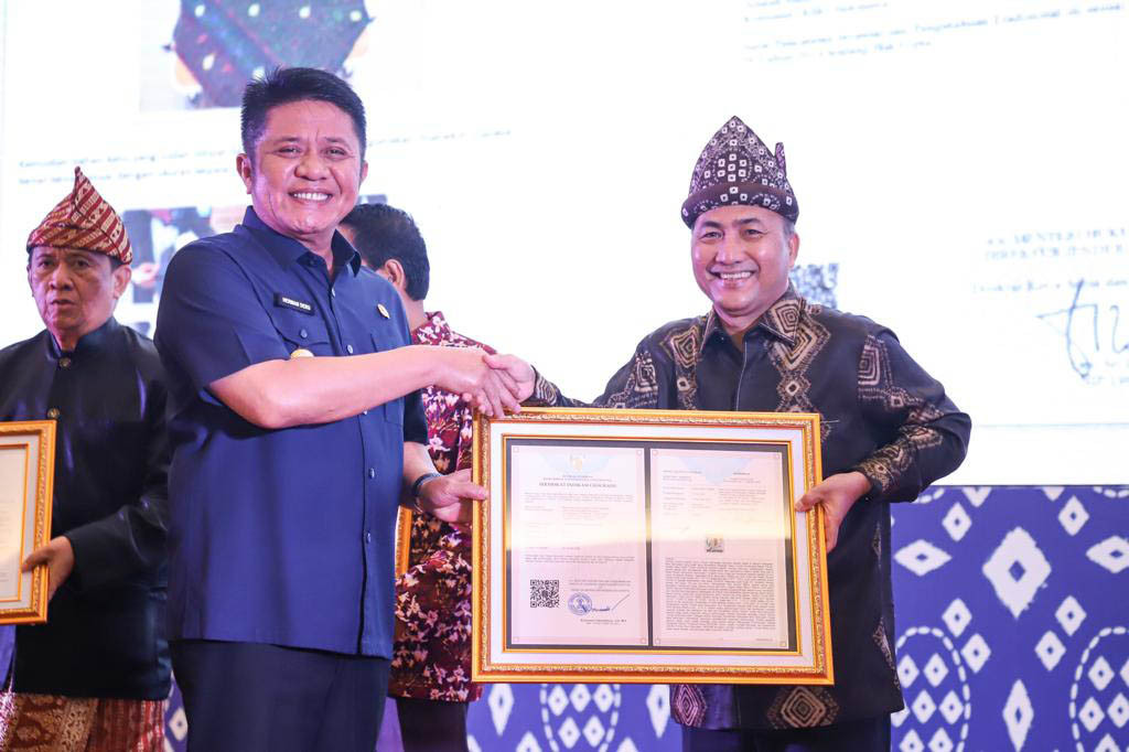 Produk Eco Fashion Gambo Muba yang berasal dari pengolahan limbah Getah Gambir yang di inisiasi Thia Yufada Dodi Reza, Selasa, 23 Mei 2023 secara resmi mendapatkan sertifikat Hak Cipta dari Kementerian Hukum dan HAM (Kemenkumham).