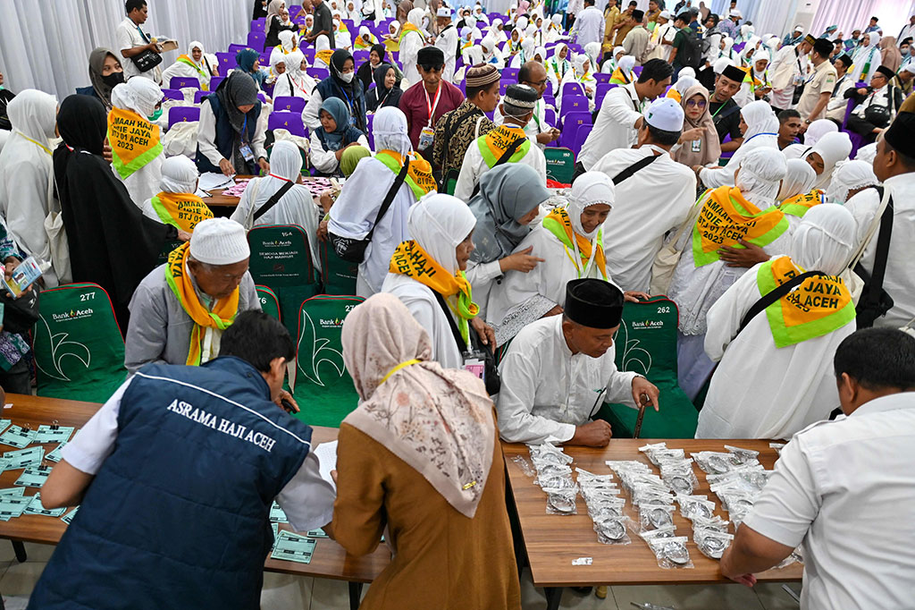 Sebanyak 393 calon haji (calhaj) yang tergabung dalam kelompok terbang (kloter) pertama mulai masuk asrama haji Embarkasi Aceh, Selasa, 23 Mei 2023. Hal ini untuk mempersiapkan keberangkatan ke Tanah Suci pada Rabu, 24 Mei, pagi.
