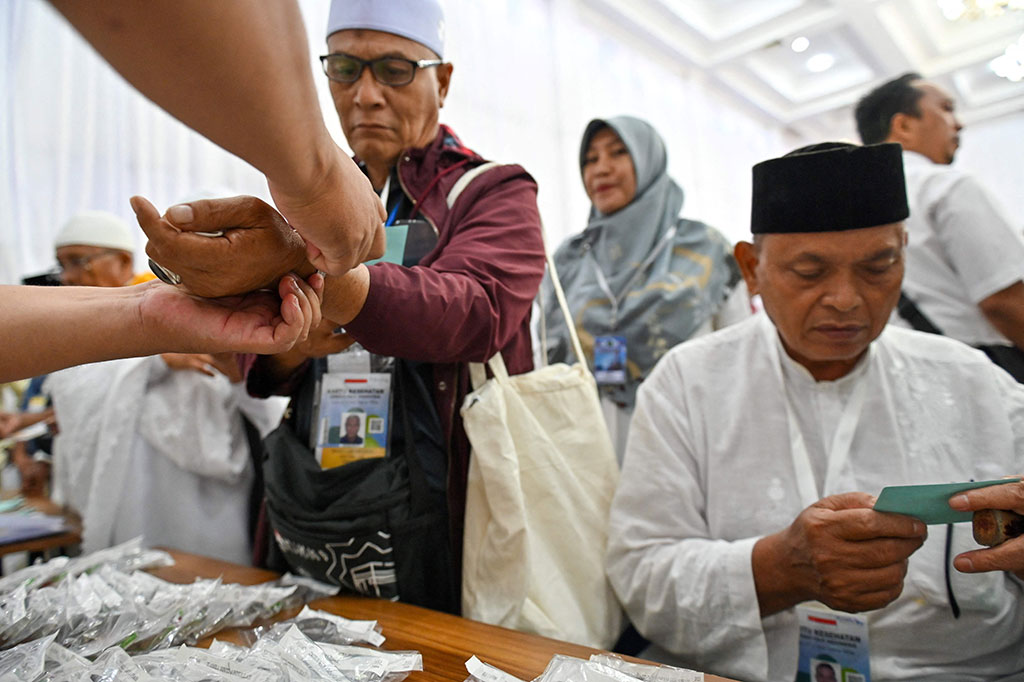 Jemaah mulai berdatangan ke asrama haji Embarkasi Aceh sejak pagi. Jamaah langsung mengikuti pemeriksaan kesehatan, pembagian kartu Baitul Asyi dan biaya hidup (living cost), serta pengurusan administrasi lainnya.