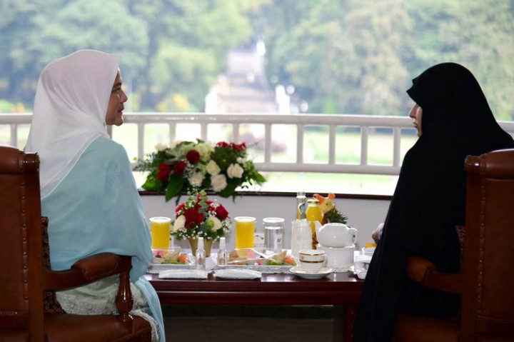 Ibu Iriana Joko Widodo menerima kedatangan Ibu Negara Republik Islam Iran, Jamileh Alamolhoda, dengan memperlihatkan batik dan minum teh di Kebun Raya Bogor, Jawa Barat, Selasa, 23 Mei 2023.
