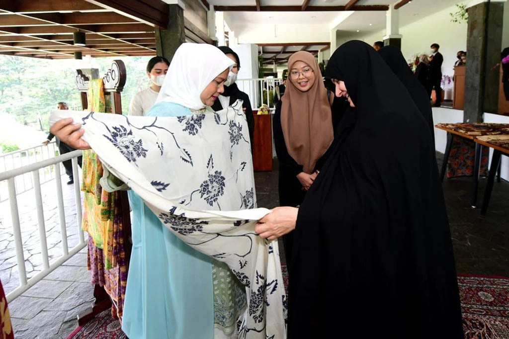 Setelah itu, Ibu Iriana mengajak Madam Jamileh melihat sejumlah kain batik dengan motif khas Indonesia yang ditampilkan. Selanjutnya, Ibu Iriana dan Madam Jamileh menuju tempat jamuan teh bersama.