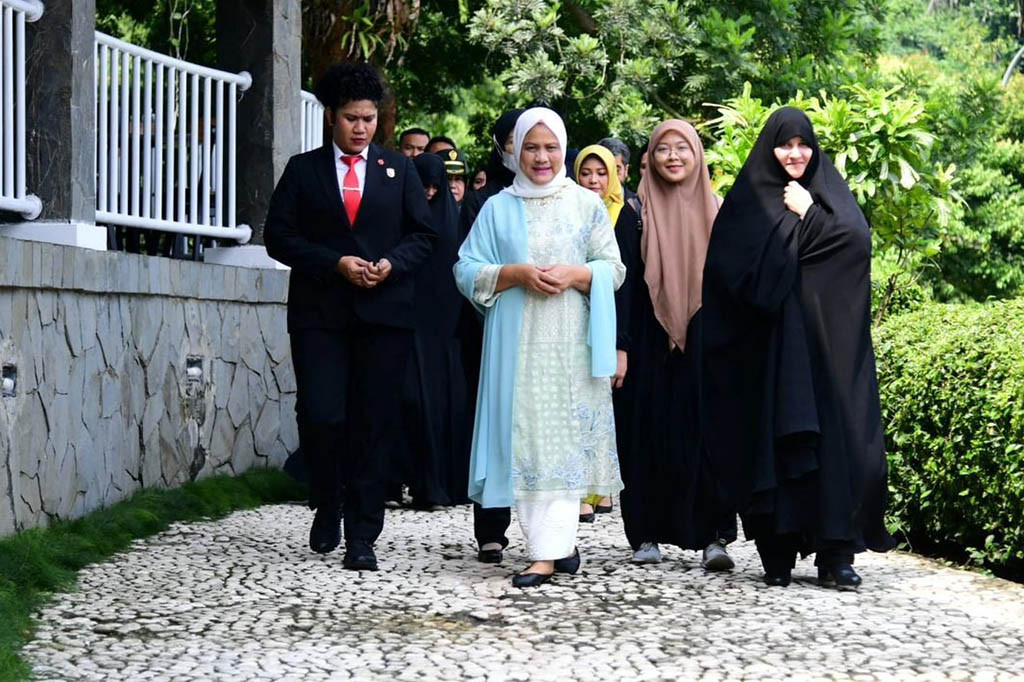 Selanjutnya, Ibu Iriana dan Madam Jamileh menuju pelataran restoran untuk melakukan sesi foto bersama. Sembari berjalan memasuki area restoran, Ibu Iriana memperkenalkan Kebun Raya Bogor kepada Madam Jamileh.