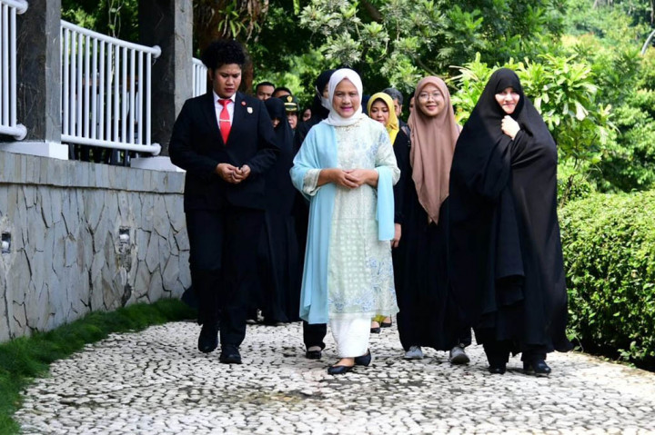 Selanjutnya, Ibu Iriana dan Madam Jamileh menuju pelataran restoran untuk melakukan sesi foto bersama. Sembari berjalan memasuki area restoran, Ibu Iriana memperkenalkan Kebun Raya Bogor kepada Madam Jamileh.