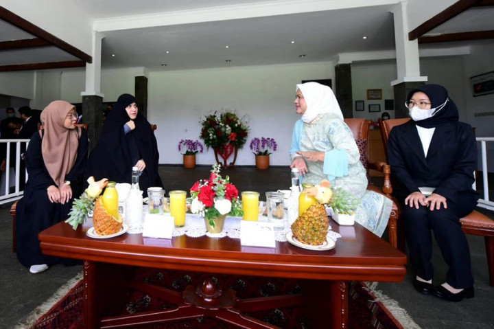 Madam Jamileh tiba di Istana Bogor sekitar pukul 10.45 WIB. Ibu Iriana pun menyambut langsung kedatangan Jamileh Alamolhoda di Restoran Raasaa.
