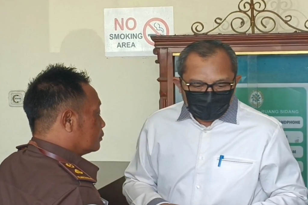Kasus ini bermula dari keterangan terdakwa lain Abdul Hamid dan Ilham Wahyudi yang telah divonis bersalah. Abdul Hamid adalah Kepala Desa Jelgung Kecamatan Robatal Kabupaten Sampang Madura pada tahun 2015 sampai 2021. Sementara Ilham Wahyudi merupakan adik ipar Abdul Hamid yang juga sebagai koordinator lapangan dana hibah pokir.