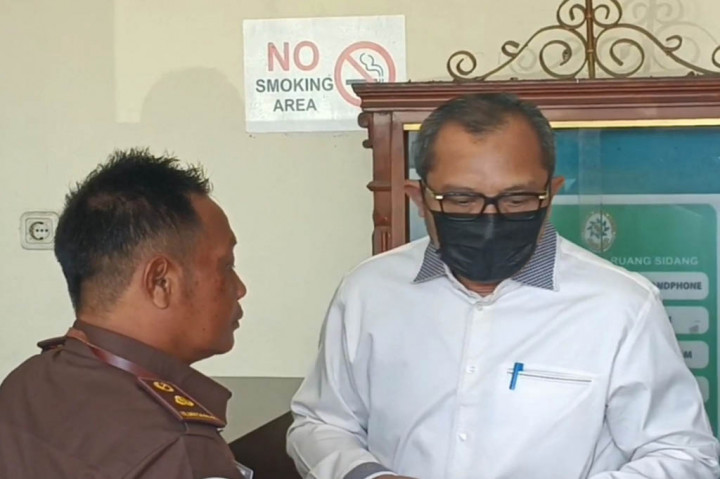 Kasus ini bermula dari keterangan terdakwa lain Abdul Hamid dan Ilham Wahyudi yang telah divonis bersalah. Abdul Hamid adalah Kepala Desa Jelgung Kecamatan Robatal Kabupaten Sampang Madura pada tahun 2015 sampai 2021. Sementara Ilham Wahyudi merupakan adik ipar Abdul Hamid yang juga sebagai koordinator lapangan dana hibah pokir.