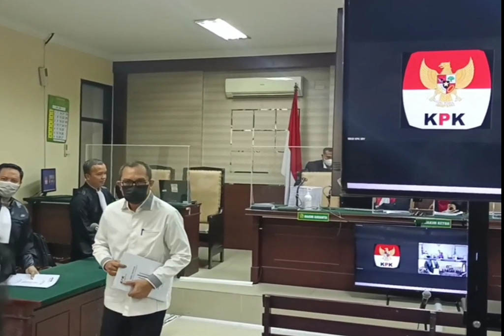 Dalam dakwaan yang dibacakan Jaksa Penuntut Umum (JPU) dari KPK Arief Suhermanto, Sahat dinilai bersalah mendapatkan uang suap dari dana hibah pokok pikiran (Pokir). Nilai uang suap dana hibah dan pokir tahun 2019 hingga 2022 tersebut mencapai Rp39,5 miliar.