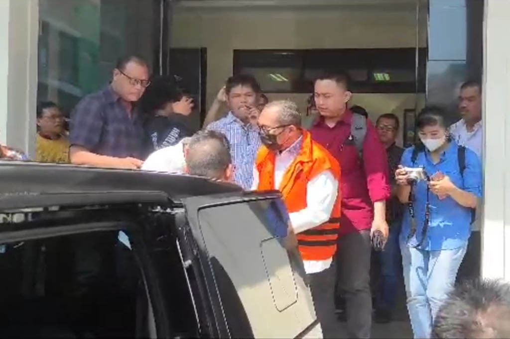 Dalam dakwaan yang dibacakan JPU, diketahui ada kesepakatan antara terdakwa Sahat Tua selaku Pimpinan DPRD Jatim bersama dengan Abdul Hamid selaku kepala desa. Sesudah pembayaran komitmen fee ijon, Sahat Tua meminta bagian 20 persen dari nilai penyaluran dana hibah.