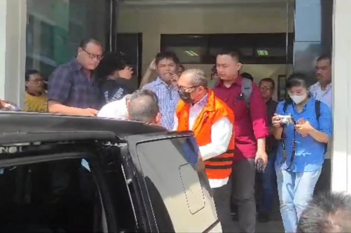 Dalam dakwaan yang dibacakan JPU, diketahui ada kesepakatan antara terdakwa Sahat Tua selaku Pimpinan DPRD Jatim bersama dengan Abdul Hamid selaku kepala desa. Sesudah pembayaran komitmen fee ijon, Sahat Tua meminta bagian 20 persen dari nilai penyaluran dana hibah.